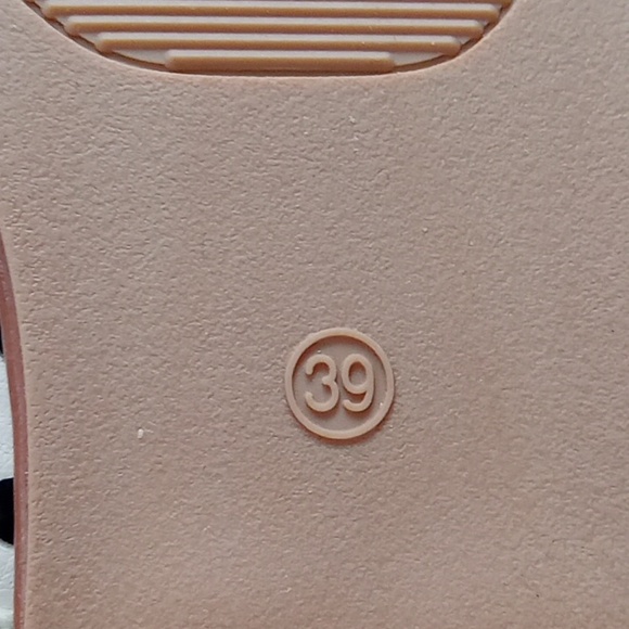 Brand new never been used sandals - Picture 4 of 4